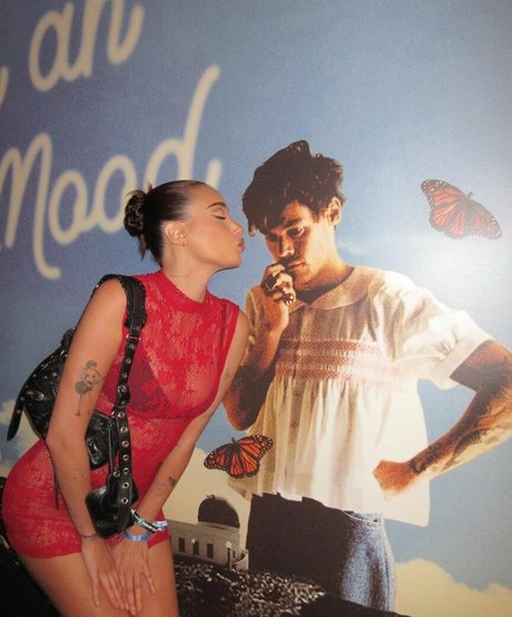 Olivia OBrien model erotic photo