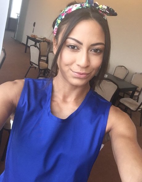 Cassie Del Isla star perfect images