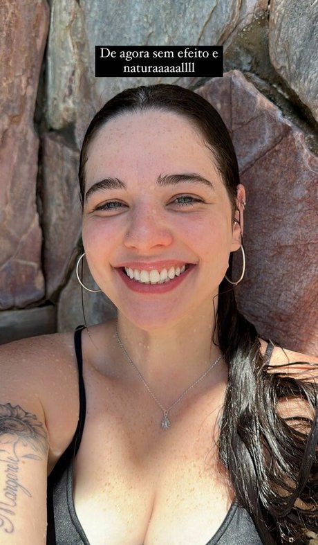 Julia Passos hot actress img
