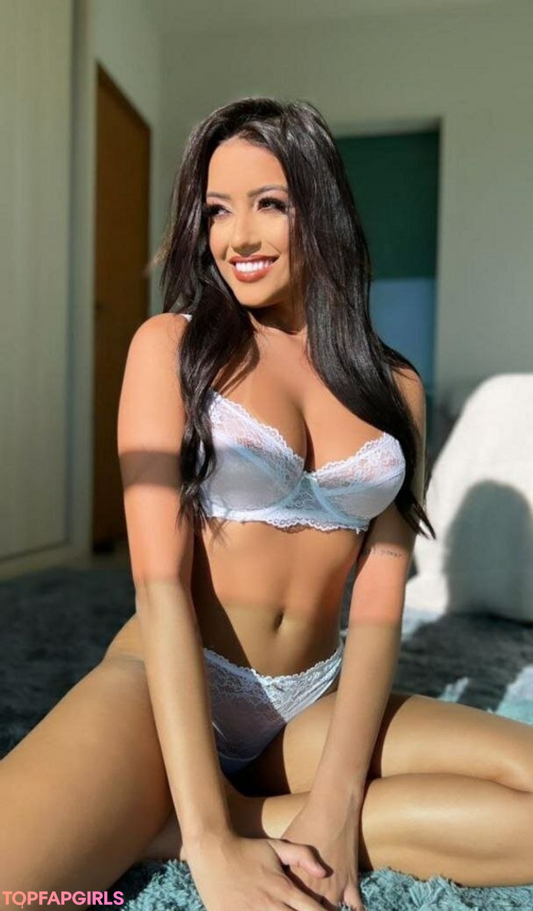 Karlyane Menezes star nude photos