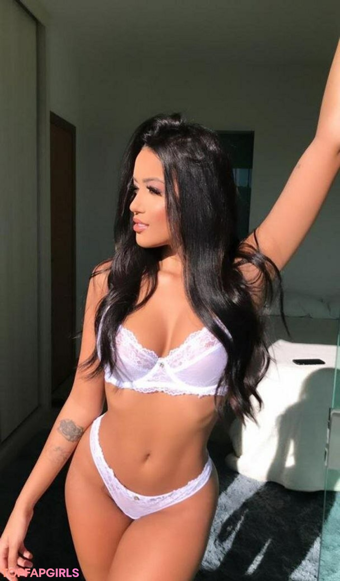 Karlyane Menezes hd actress gallery