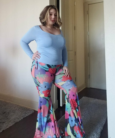 couchqueenie pretty model pic