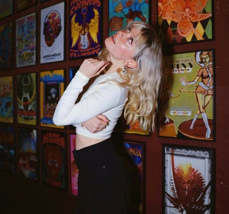 Maisie Peters beautiful model galleries