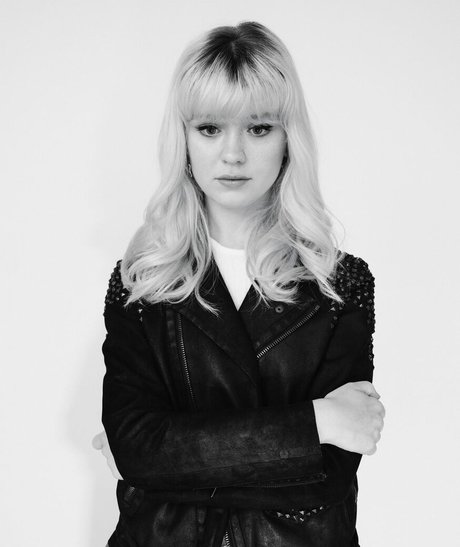 Maisie Peters naked actress picture