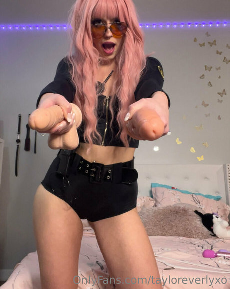 tayloreverlyxo model perfect pics