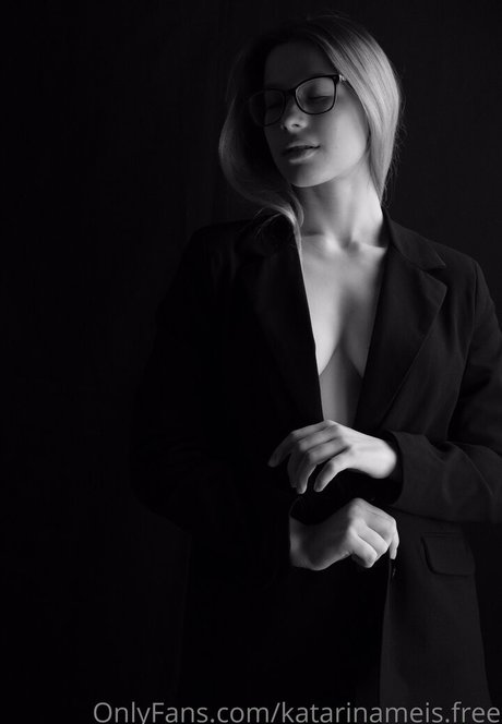 cassandra delia free star top photos