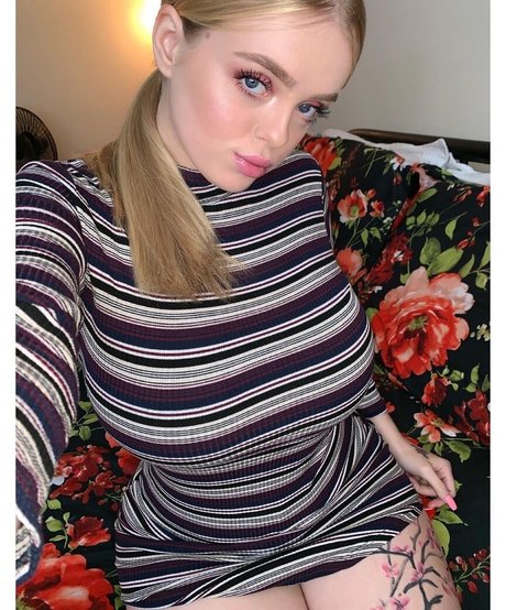 playwithtayyy model naked img