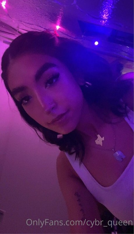 cybr queen nudes model pics