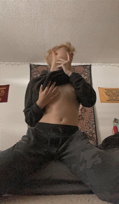 Dannygaypuppy model nice pictures