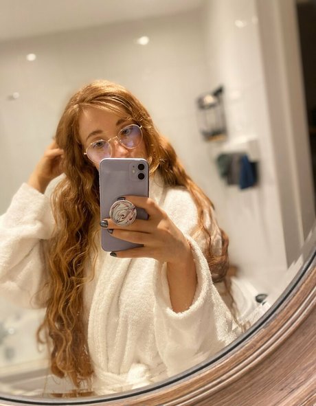 rawwbuns pretty pornstar picture