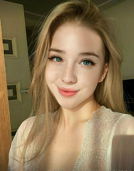 wrenirene naked model pic