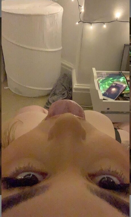 alittlebitcheeky sex model pic