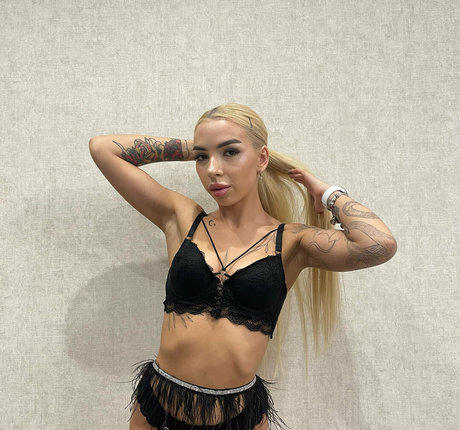 leila crystal model pretty img