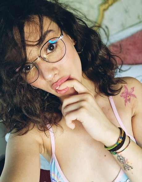 sophie charm model nudes pictures