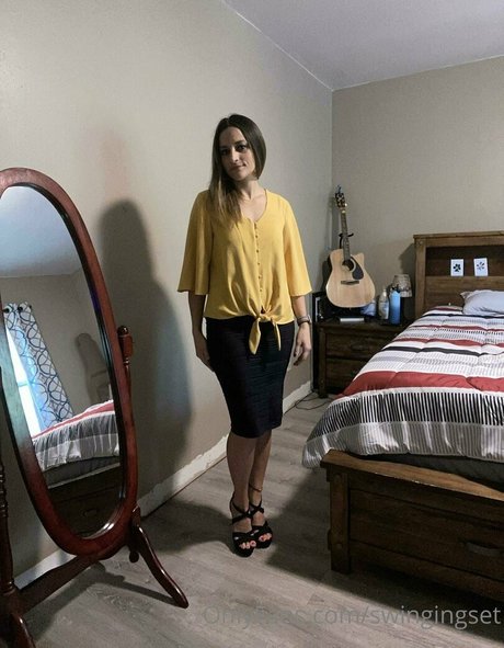 swingingset model naked picture