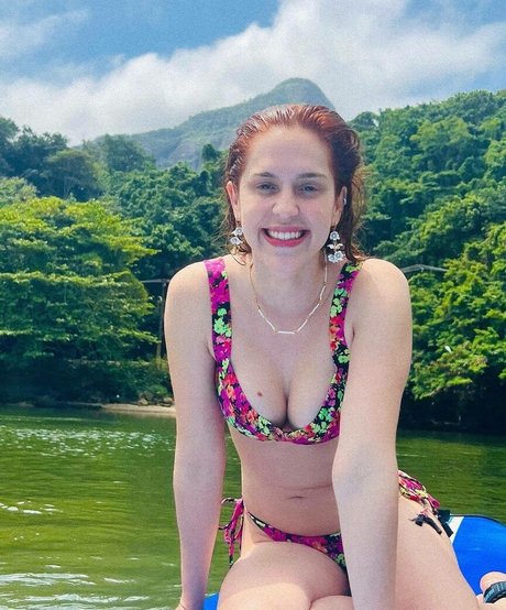 Sophia Abrahao sexy model pic