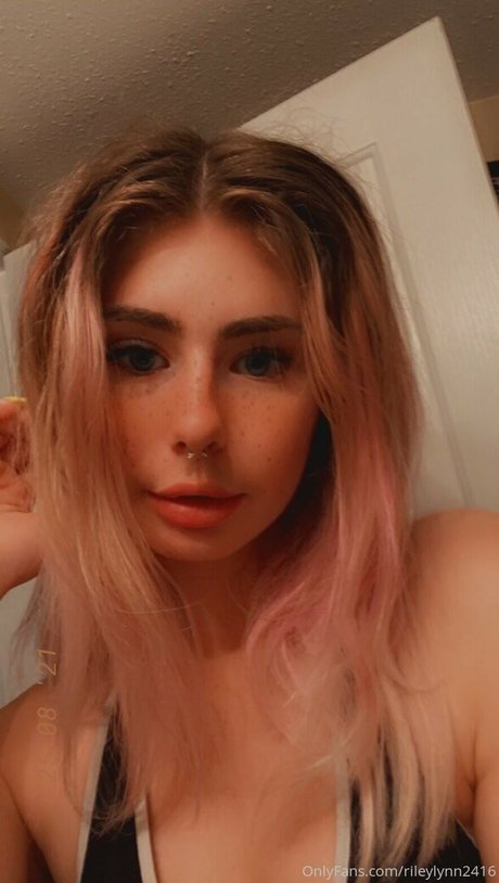 sarahlovesraving sexy pornstar photo