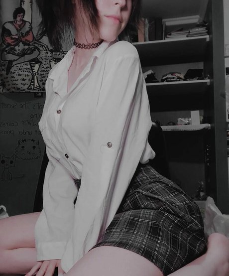 Sunshizen model nude photo