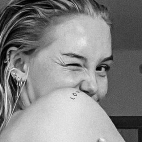Erikalindgr3n model erotic picture