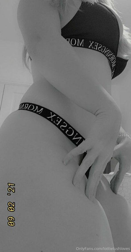 lottielushloves model nude picture