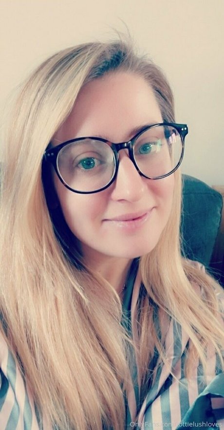 lottielushloves hot model pics