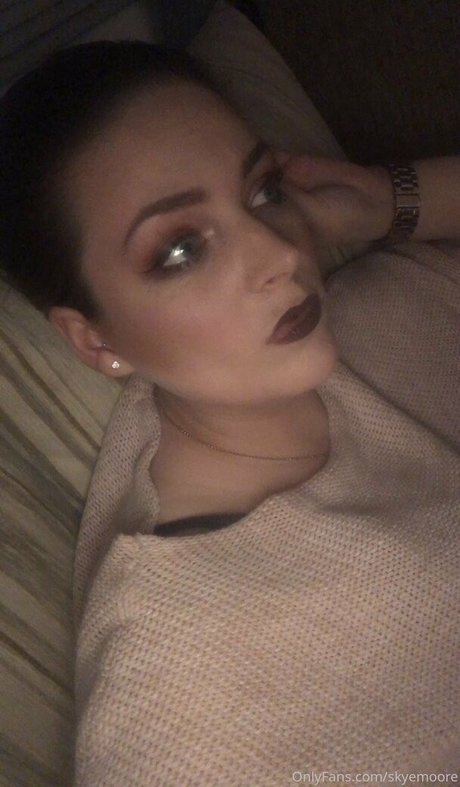 skyemoore model hot photo