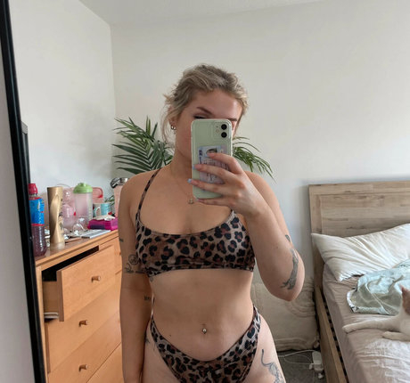 Sweetlikecinnam n nude actress photo