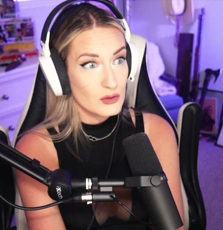 BasicWitGirl xxx actress photo