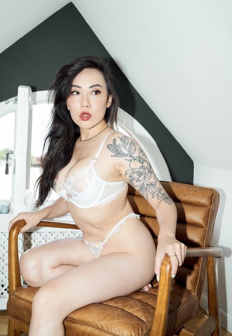 Ravenna Tran star sexy pictures