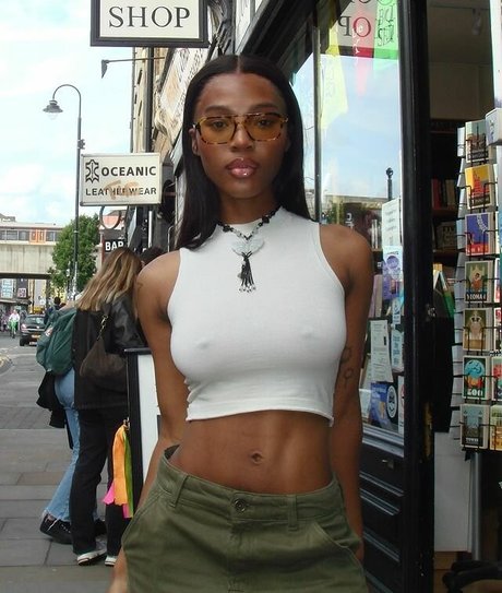 Quenlin Blackwell hot actress image