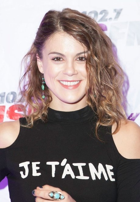 Lindsey Shaw exclusive model pics