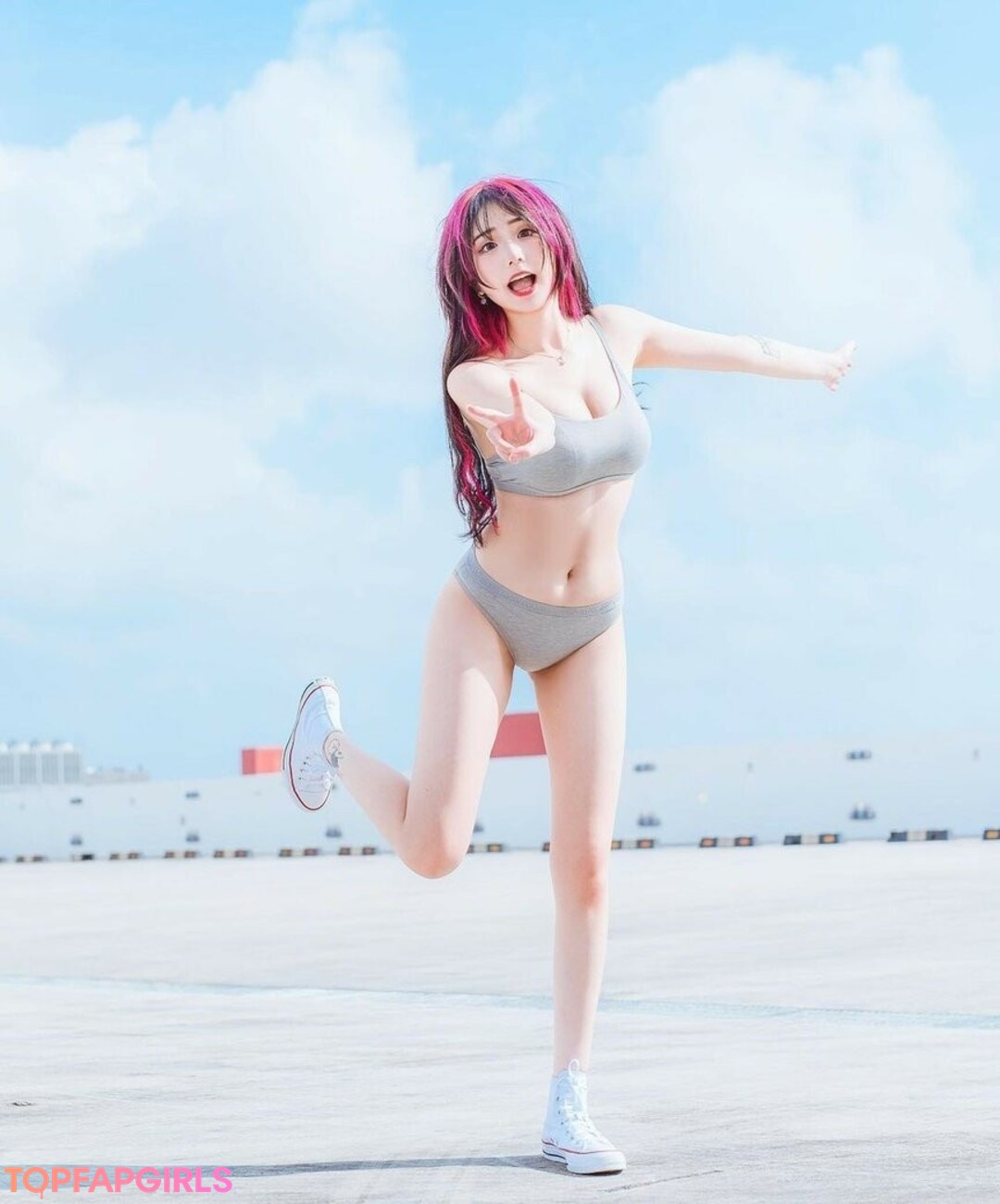 Akaei Ray star sexy image