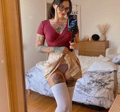 Prunette nude star image