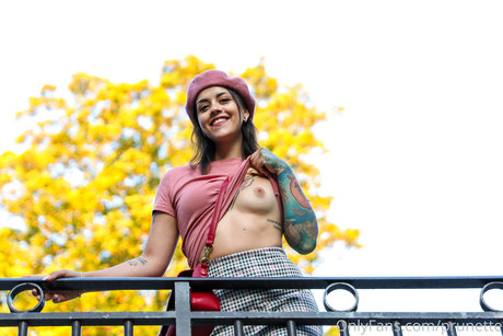 Prunette nice actress image