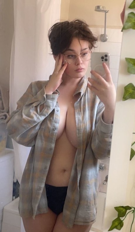 BitterBritt star exclusive images