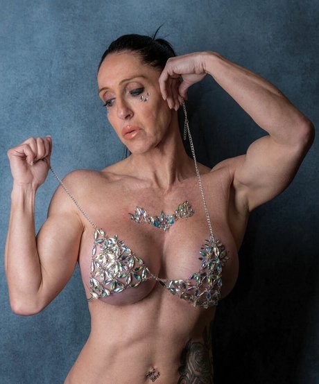 robertabrevi model nude img