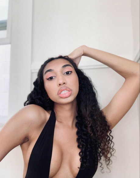 Alyssa Cova star sexy pic