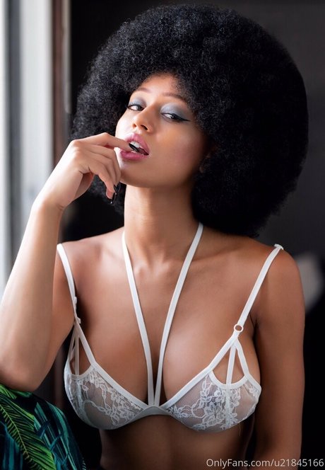 stormimayafree beautiful model img