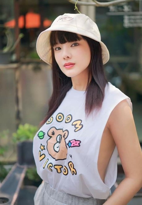 Beeko Pinknavy model picture