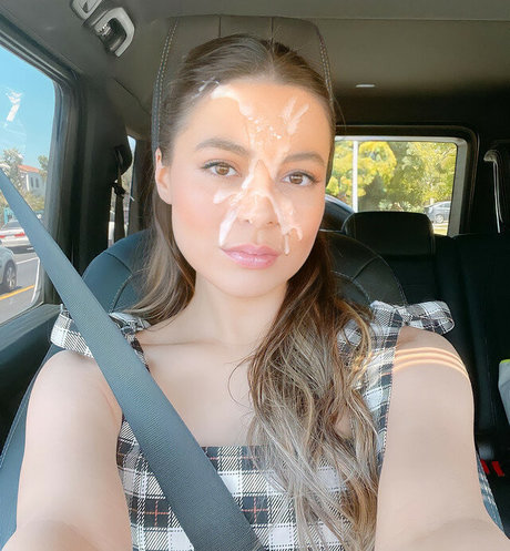 Miranda Cosgrove beautiful actress img