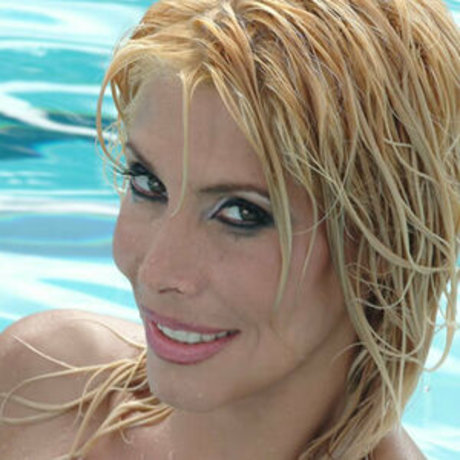 Milly D abbraccio sexy pornstar image