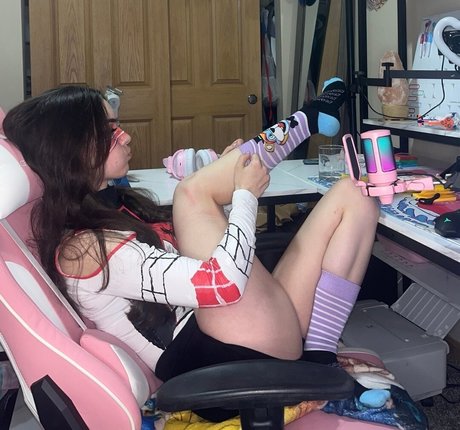 Awkspew roo2 sexy model img