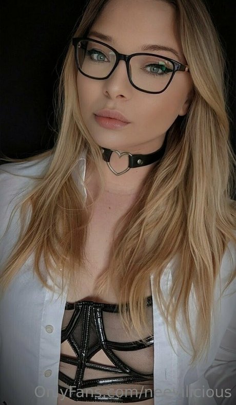 neevilicious hot star images