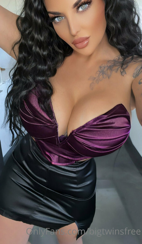 milf fake tits onlyfans sexy naked picture
