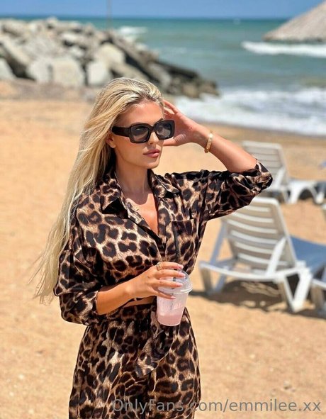 emmilee xx sexy pornstar img
