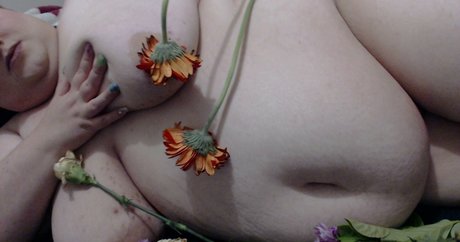 laladelilah naked star img