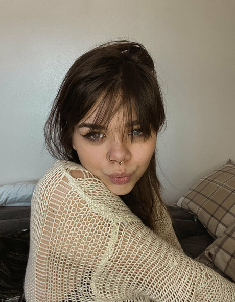 nikkiinatural beautiful actress pictures