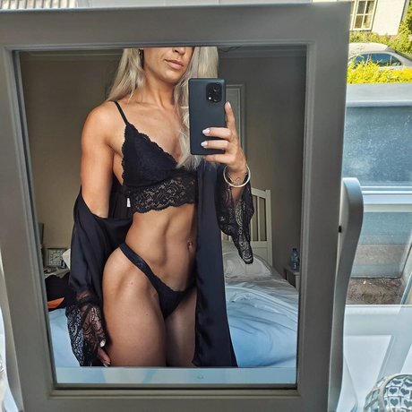 Larissa Van Meerten art actress gallery