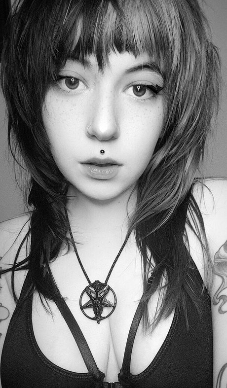 Knives nudes star archive