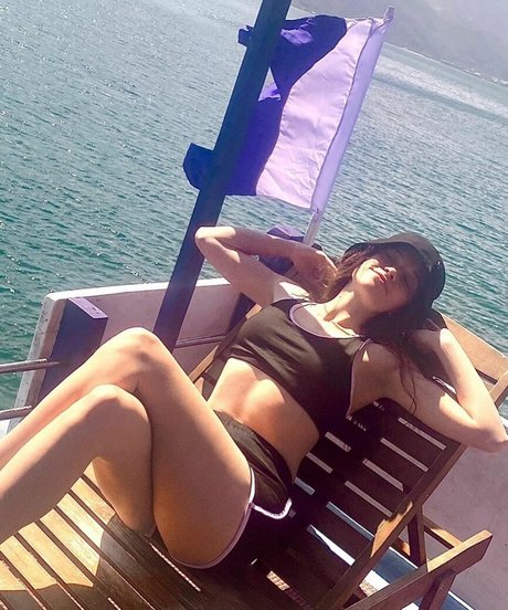 A Bit Rebecca model perfect img